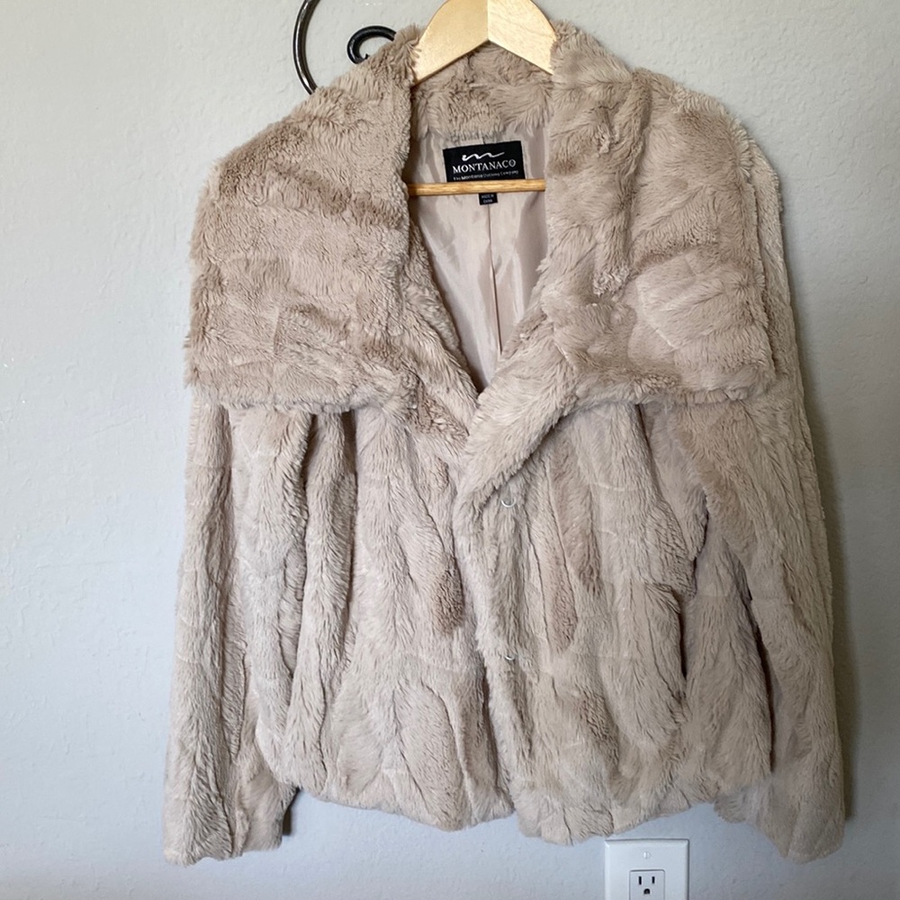 Montanaco Women’s feau fur jacket size small, beige
